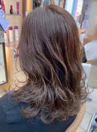 セミロング パーマ HARUKI💐笹塚 インナーカラーのヘアスタイル