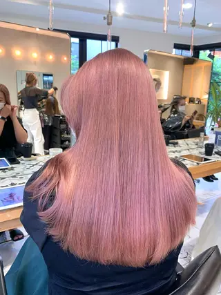 ロング 淡いハイトーンカラー レイヤーカットゆうかのヘアスタイル