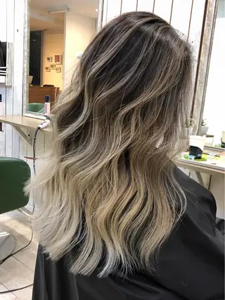 セミロング 韓国レイヤー外国人風 透明感カラー髪質改善のヘアスタイル