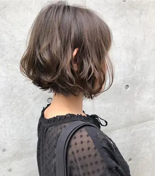 ミディアム カラー THE DAY所属・AKI HASHIMOTOのヘアスタイル