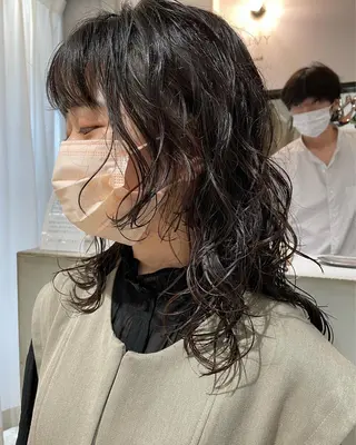 ミディアム パーマ Loom.所属・村上雅人 ナチュラルモードのヘアスタイル