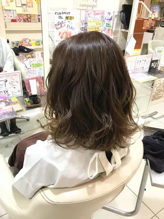 ミディアム カラー 西 めぐみのヘアスタイル