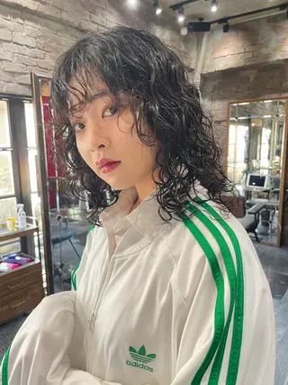 ミディアム 鎌田健/ パーマ/レイヤーのヘアスタイル