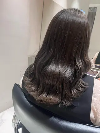 ミディアム カラー カジュアルを女っぽく 𝗮𝘆𝗮𝗰𝗼のヘアスタイル