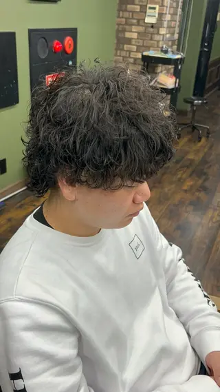 ミディアム パーマ メンズ 三谷 仁のヘアスタイル