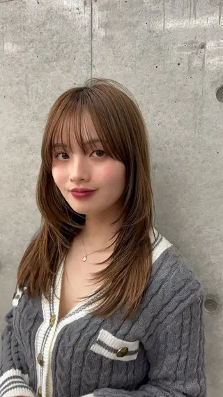 セミロング ハッシュカット|透明 感カラー🩵レイヤーのヘアスタイル