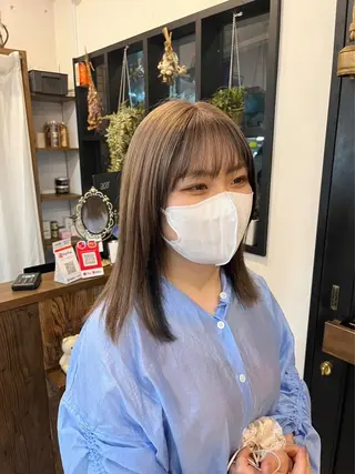 ミディアム 小坂 真子のヘアスタイル