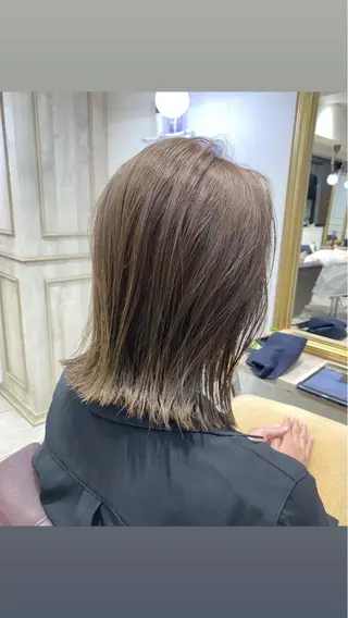 ミディアム cinq PROJECT所属・ミルクティーベージュ /三村克彦のヘアスタイル