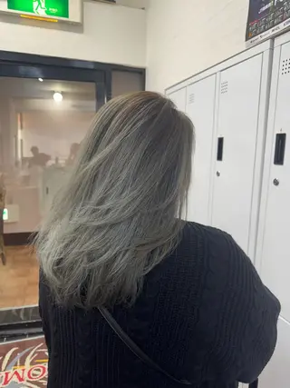 セミロング apollo 横浜所属・横浜🦋ハイトーン 🫐シャドウルーツのヘアスタイル