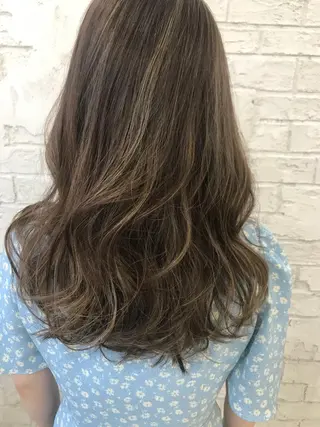 ロング カラー オリーブ/アッシュ やわらか透明感カラーのヘアスタイル