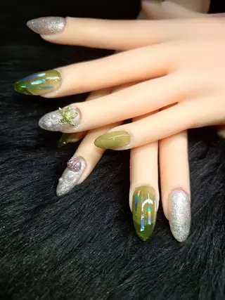 ネイル White  Se7enのネイルデザイン