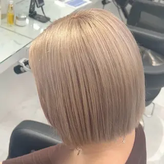 ミディアム レイヤーカット✂︎ ハイトーン🧋ひろむのヘアスタイル