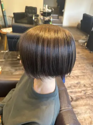 ショート カラー 安達 望のヘアスタイル