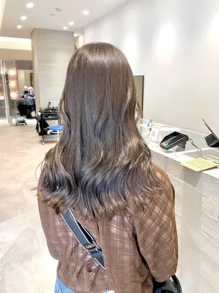 セミロング カラー サキ🤍ハイトーン 🩰くびれ巻きヘアのヘアスタイル