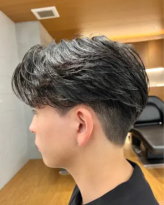 メンズ ニュアンスパーマ/ ハイトーン/毛流れのヘアスタイル