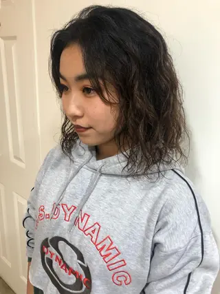 ミディアム パーマ MIOベージュカラー 柔らかいカラーのヘアスタイル