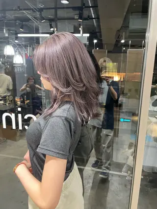 ミディアム カラー ネイル マツエク・マツパ アイブロウ ⭐ハイトーンブリーチ ミルクティーピンクのヘアスタイル