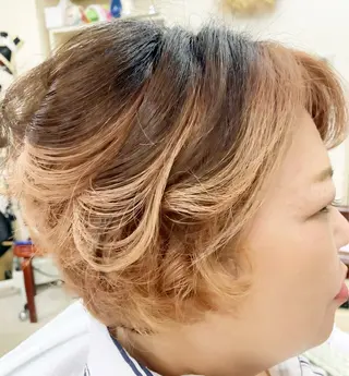 ショート カラー 竹内 秀美のヘアスタイル