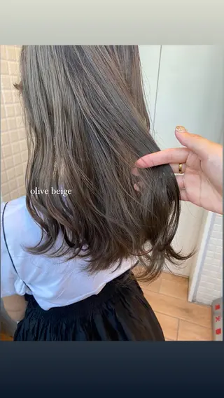 カラー 透けるベージュ/ 艶カラー♡のヘアスタイル