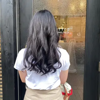 ロング 新谷 桃子のヘアスタイル