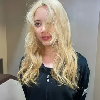 ロング mio ／ハイトーンのヘアスタイル