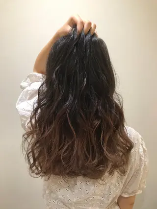 ロング カラー 清藤綾/脱白髪染め 白髪ぼかしハイライトのヘアスタイル