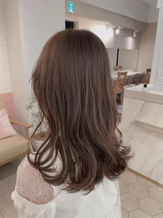 ミディアム カラー レイヤーカット 透明感カラーのヘアスタイル