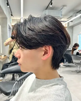 メンズ ニュアンスパーマ/ 毛流れ/ハイトーンのヘアスタイル