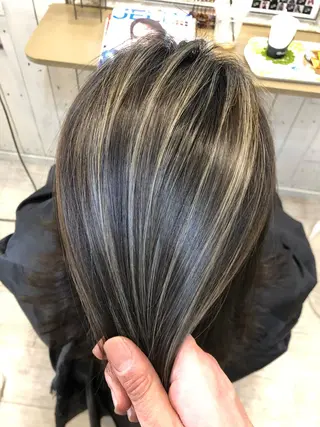 ミディアム 韓国レイヤー外国人風 透明感カラー髪質改善のヘアスタイル