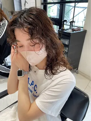 セミロング パーマ 暗髪🐈‍⬛艶髪☔︎ 愛弥のヘアスタイル