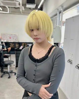 ショート カラー ウルフとハイトーン みっちー✂️のヘアスタイル