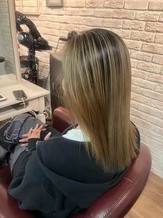 セミロング apollo yokohama所属・レイヤーカット/ ハイトーン/ミノリのヘアスタイル