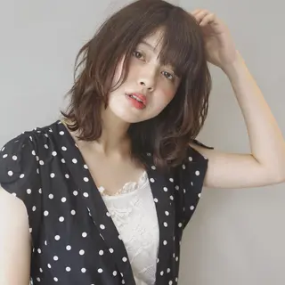 ミディアム カラー 荒木 依莉亜のヘアスタイル