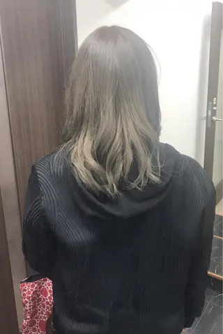 ミディアム カラー ヤナ マネージャーのヘアスタイル