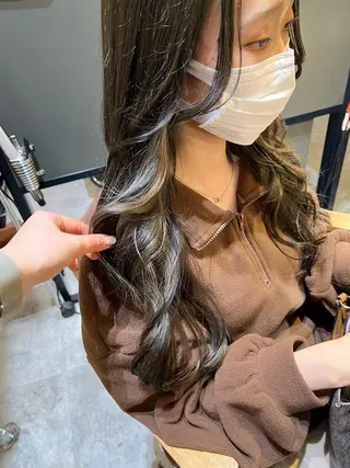 ロング カラー ノイシキ サキのヘアスタイル