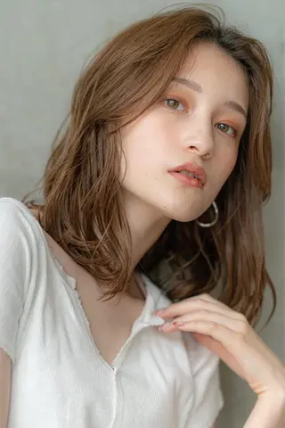 ミディアム カラー 🉐レイヤー/塩見 弘樹🉐渋谷のヘアスタイル