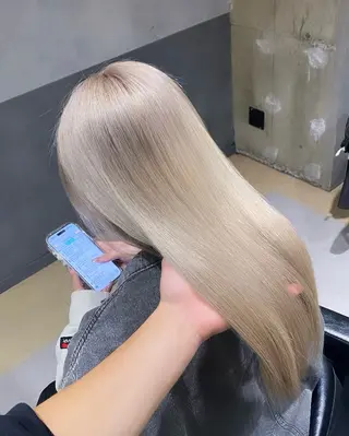 ロング ハイトーンエフェクト ブリーチいち丸のヘアスタイル