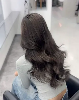 ロング シオン/艶髪/ グレージュカラーのヘアスタイル