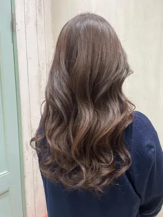 ロング カラー 小嶺 歩夏のヘアスタイル