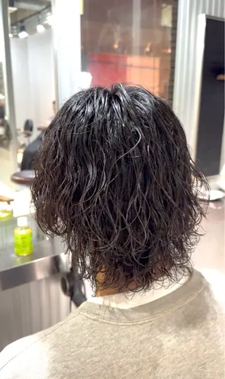 ミディアム パーマ メンズ men's salon gaudi 高槻店所属・波巻きパーマ/ 曲がる縮毛矯正/川岸のヘアスタイル