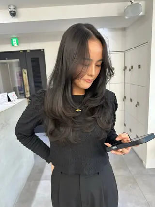 ロング AHNKISM所属・トレンドレイヤー/ 透明感カラーのヘアスタイル