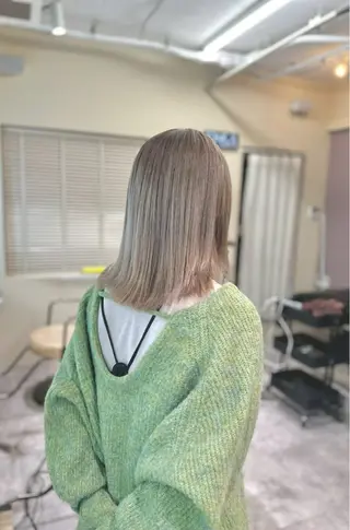 ミディアム urara /ブリーチ/艶カラーのヘアスタイル