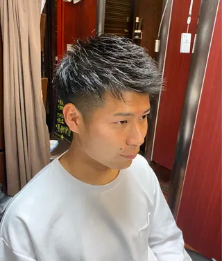ショート 岡部 迅のヘアスタイル