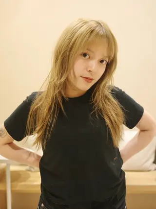 セミロング カラー アカツ ミナのヘアスタイル