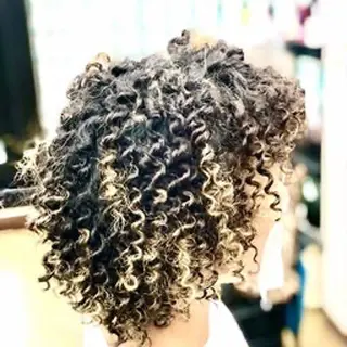 セミロング カラー損傷毛縮毛矯正 ツイストスパ佐藤昭利のヘアスタイル