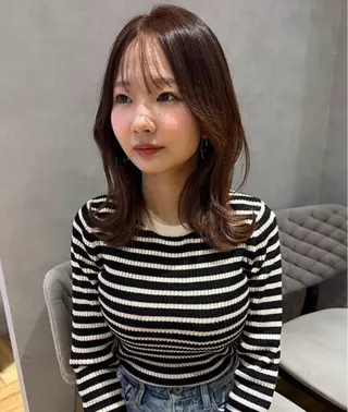 ミディアム 中野 栞里のヘアスタイル