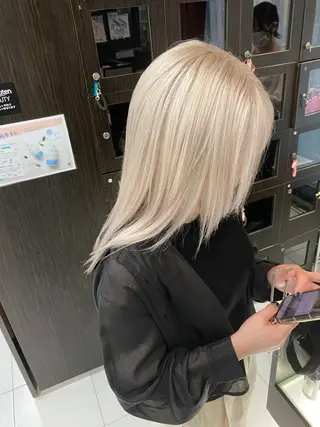 セミロング カラー ホワイト/店長/カラ ー講師/錦糸町/岩崎のヘアスタイル