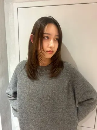 ミディアム Ann/ベージュ /ミルクティーのヘアスタイル