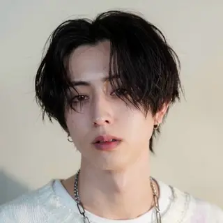 ミディアム パーマ メンズ メンズフェザー毛流れ パーマASHU渋谷のヘアスタイル