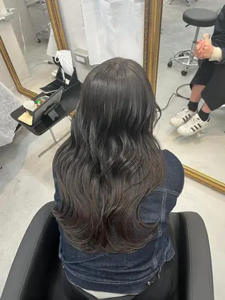 ロング カラー REAL【レアル】所属・グレージュ/透け感 カラー/透明感カラーのヘアスタイル